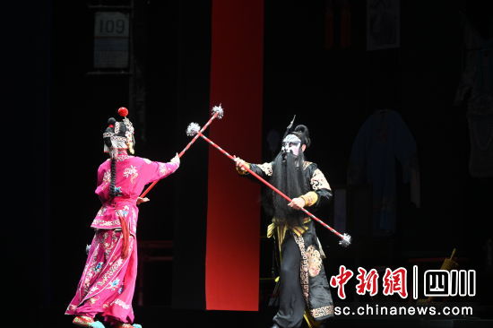 闭幕式上,京剧《主角》演出剧照。(四川省文化和旅游厅 供图) 闭幕式上,京剧《主角》演出剧照。(四川省文化和旅游厅 供图)
