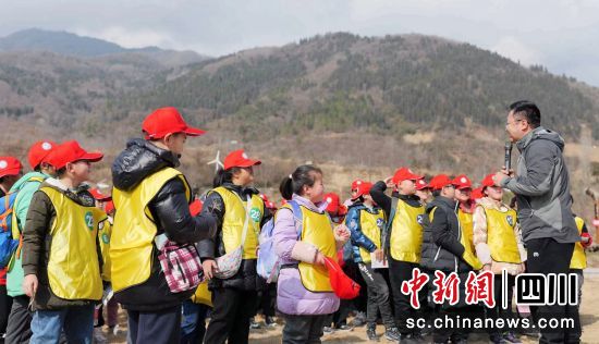孩子们在老河沟国际生态营地体验自然教育课程。 平武县委宣传部供图 孩子们在老河沟国际生态营地体验自然教育课程。 平武县委宣传部供图