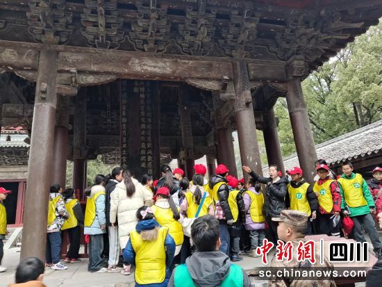 孩子们探访平武报恩寺。 平武县委宣传部供图 孩子们探访平武报恩寺。 平武县委宣传部供图