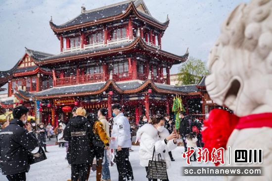 飘雪迎新春。 绵阳方特供图 飘雪迎新春。 绵阳方特供图