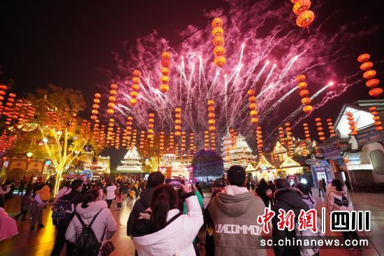 烂漫烟花。 绵阳方特供图 烂漫烟花。 绵阳方特供图
