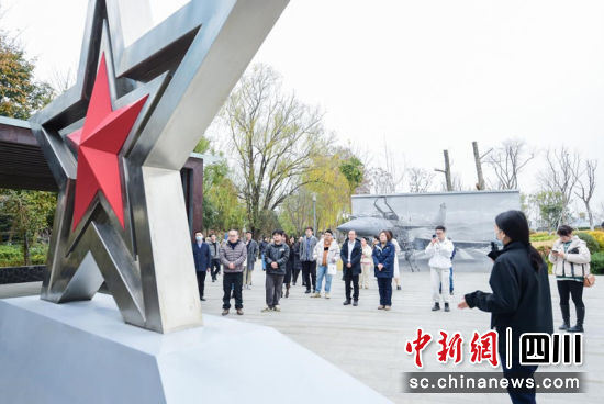 当“青”乃发声——成都市青羊区互联网新春文化沙龙暨网络媒体、大V采风活动现场。青羊区委宣传部部 供图 当“青”乃发声——成都市青羊区互联网新春文化沙龙暨网络媒体、大V采风活动现场。青羊区委宣传部部 供图