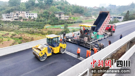 农村公路建设忙。李贵平摄 农村公路建设忙。李贵平摄