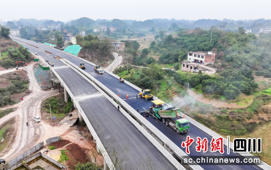 农村公路建设忙。李贵平摄 农村公路建设忙。李贵平摄