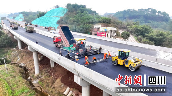 农村公路建设忙。李贵平摄 农村公路建设忙。李贵平摄