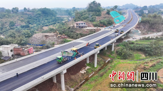 农村公路建设忙。李贵平摄 农村公路建设忙。李贵平摄
