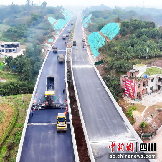 农村公路建设忙。李贵平摄 农村公路建设忙。李贵平摄