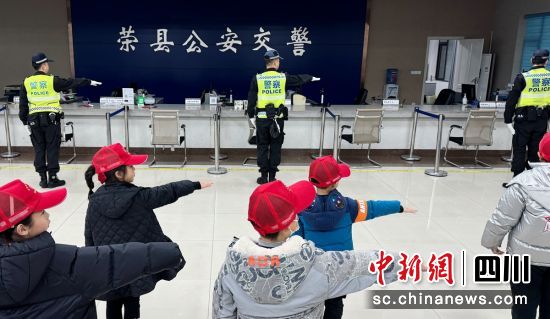 学习交通指挥手势。 学习交通指挥手势。
