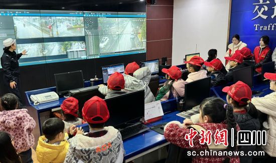 参观交通监控指挥中心。 参观交通监控指挥中心。