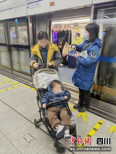 成都地铁文殊院站台上孩子和母亲顺利汇合。成都地铁供图 成都地铁文殊院站台上孩子和母亲顺利汇合。成都地铁供图