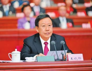 大会主席团常务主席、开幕会执行主席王晓晖主持开幕会。 大会主席团常务主席、开幕会执行主席王晓晖主持开幕会。