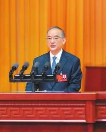黄强代表省人民政府作工作报告。 黄强代表省人民政府作工作报告。