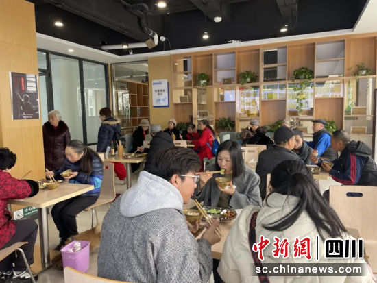 蜀阳食堂——家门口的幸福“食”光。 简阳融媒 供图 蜀阳食堂——家门口的幸福“食”光。 简阳融媒 供图