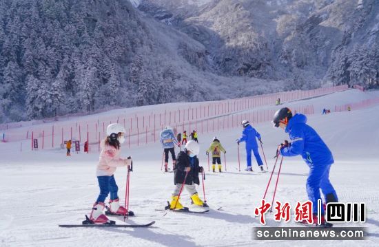 羌人谷滑雪场。汶川县委宣传部 供图 羌人谷滑雪场。汶川县委宣传部 供图