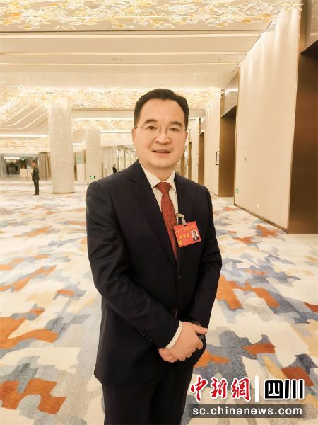 四川省政协委员、新川外国语学校创始人陈星海,参加政协四川省第十三届第二次会议。刘圣峰 摄 四川省政协委员、新川外国语学校创始人陈星海,参加政协四川省第十三届第二次会议。刘圣峰 摄