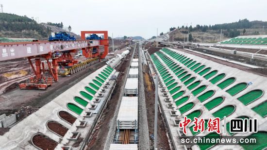 汉巴南铁路南充至巴中段项目施工方正在冲刺最后一部分路段的铺轨施工。黎涛 摄 汉巴南铁路南充至巴中段项目施工方正在冲刺最后一部分路段的铺轨施工。黎涛 摄