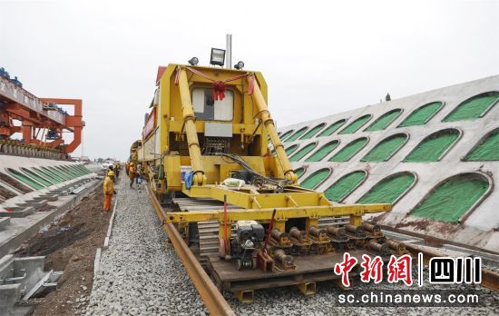 汉巴南铁路南充至巴中段项目施工方正在铺轨施工。黎涛 摄 汉巴南铁路南充至巴中段项目施工方正在铺轨施工。黎涛 摄