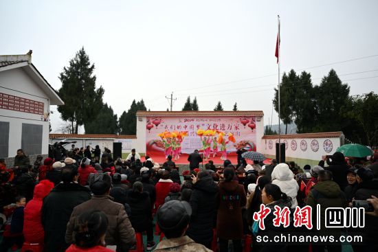 文化下乡暖人心。邹刚 摄 文化下乡暖人心。邹刚 摄