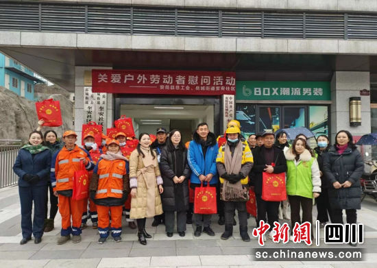 关爱户外劳动者慰问活动。潘政吉 摄 关爱户外劳动者慰问活动。潘政吉 摄