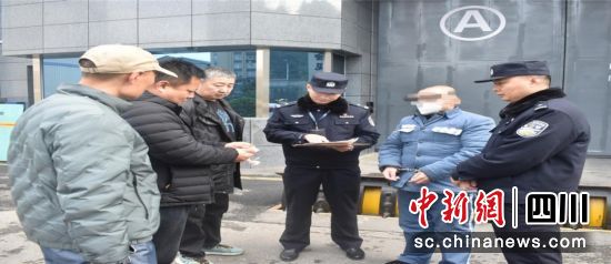 大连警方与巴中监狱交接,将毕某某押解回大连接受审判。四川省监狱管理局供图 大连警方与巴中监狱交接,将毕某某押解回大连接受审判。四川省监狱管理局供图