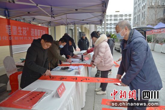 送文化下乡活动现场吸引众多群众。苗志勇 摄 送文化下乡活动现场吸引众多群众。苗志勇 摄