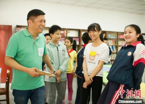 四川省政协委员高善峰在四川省中小学进行调研。受访者供图 四川省政协委员高善峰在四川省中小学进行调研。受访者供图