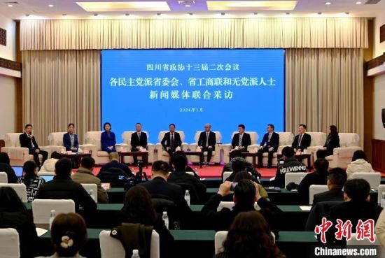 23日晚,新闻媒体在成都联合采访各民主党派四川省委会、四川省工商联和无党派人士。记者安源摄 23日晚,新闻媒体在成都联合采访各民主党派四川省委会、四川省工商联和无党派人士。记者安源摄