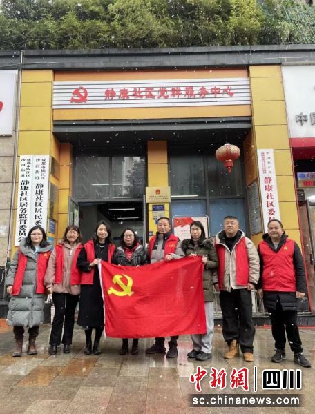 成都银行志愿者走进社区送温暖。成都银行 供图 成都银行志愿者走进社区送温暖。成都银行 供图