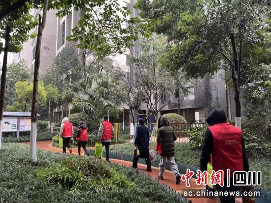 成都银行志愿者为困难家庭和老年群众送去生活物资大米、食用油。成都银行 供图 成都银行志愿者为困难家庭和老年群众送去生活物资大米、食用油。成都银行 供图