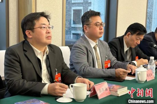 图为1月23日,台胞郭弘扬与傅冠云在四川省政协十三届二次会议小组会议上。(何浠摄) 图为1月23日,台胞郭弘扬与傅冠云在四川省政协十三届二次会议小组会议上。(何浠摄)