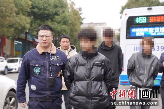 被抓获的嫌疑人。 绵阳市公安局科技城新区分局供图 被抓获的嫌疑人。 绵阳市公安局科技城新区分局供图