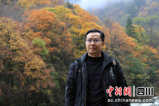 《光雾岚》诗集作者孙梓文在光雾山采风。 巴中市作家协会 供 《光雾岚》诗集作者孙梓文在光雾山采风。 巴中市作家协会 供