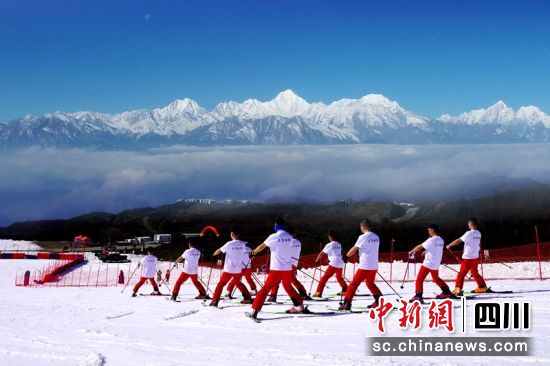 王岗坪贡嘎滑雪场,游客穿单衣滑雪。(资料图)余府 摄 王岗坪贡嘎滑雪场,游客穿单衣滑雪。(资料图)余府 摄