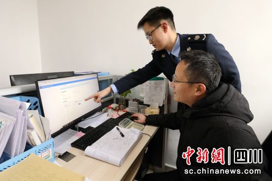 税务干部辅导纳税人享受增值税加计抵减优惠政策。(资料图)四川税务供图 税务干部辅导纳税人享受增值税加计抵减优惠政策。(资料图)四川税务供图