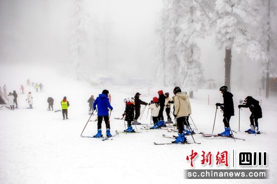 洪雅瓦屋山景区滑雪场,正在滑雪的游客们。(资料图)四川税务供图 洪雅瓦屋山景区滑雪场,正在滑雪的游客们。(资料图)四川税务供图