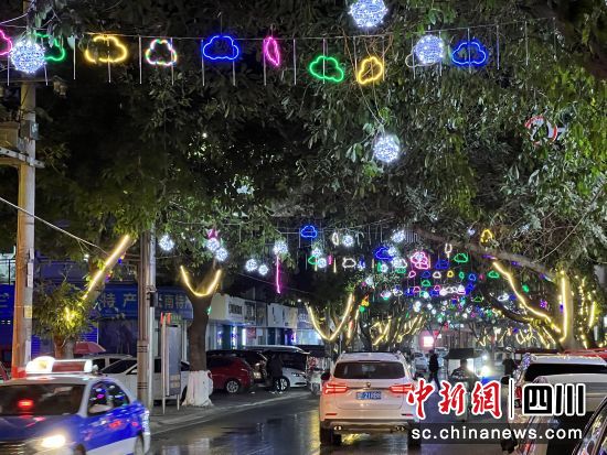 五彩灯饰点亮街头。 罗江区委宣传部供图 五彩灯饰点亮街头。 罗江区委宣传部供图