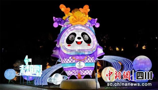 成都东安湖首届灯会试亮灯现场。李向雨 摄 成都东安湖首届灯会试亮灯现场。李向雨 摄
