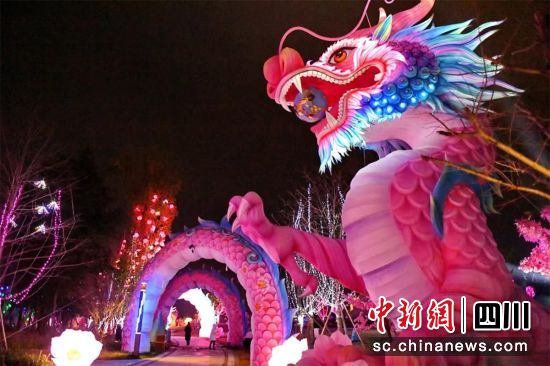 成都东安湖首届灯会试亮灯现场。李向雨 摄 成都东安湖首届灯会试亮灯现场。李向雨 摄