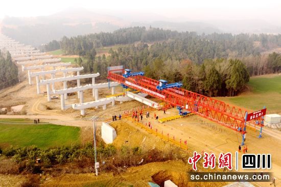京昆高速广绵段扩容工程架梁现场。中铁五局六公司供图 京昆高速广绵段扩容工程架梁现场。中铁五局六公司供图