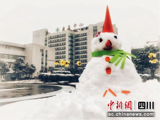初雪中的四川省康复医院。四川省康复医院供图 初雪中的四川省康复医院。四川省康复医院供图