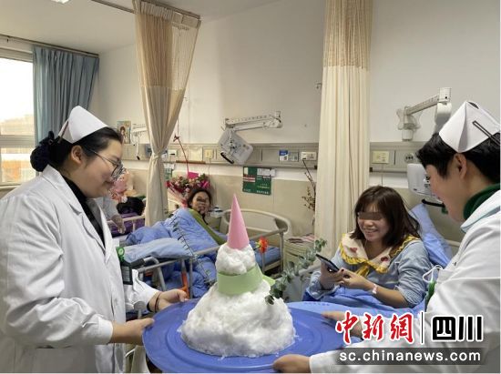 护士将雪人送到患者的病床。四川省康复医院供图 护士将雪人送到患者的病床。四川省康复医院供图