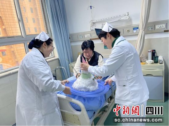 护士将雪人送到患者的病床。四川省康复医院供图 护士将雪人送到患者的病床。四川省康复医院供图