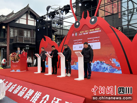 现场签约。吴平华 摄 现场签约。吴平华 摄