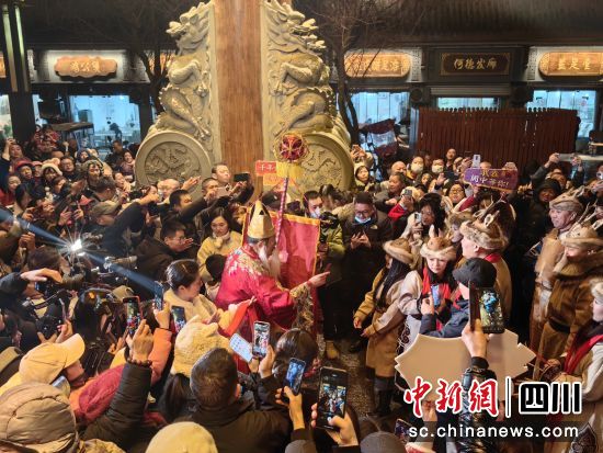 “春节老人”迎接鄂伦春族演职人员到阆中。张晓东 摄 “春节老人”迎接鄂伦春族演职人员到阆中。张晓东 摄