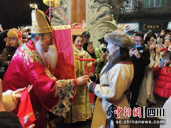 春节老人赐福。张晓东 摄 春节老人赐福。张晓东 摄