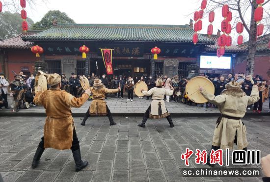 在张飞庙门口,“巴国”将士们跳起了巴渝鼓舞。张晓东 摄 在张飞庙门口,“巴国”将士们跳起了巴渝鼓舞。张晓东 摄