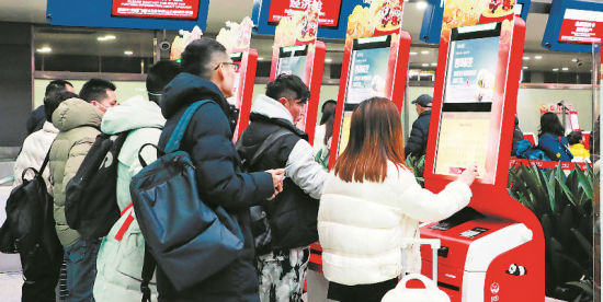 ▲旅客办理值机手续 ▲旅客办理值机手续