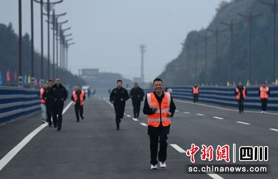市民以长跑的方式庆祝嘉陵江三桥正式通车。周亮 摄 市民以长跑的方式庆祝嘉陵江三桥正式通车。周亮 摄