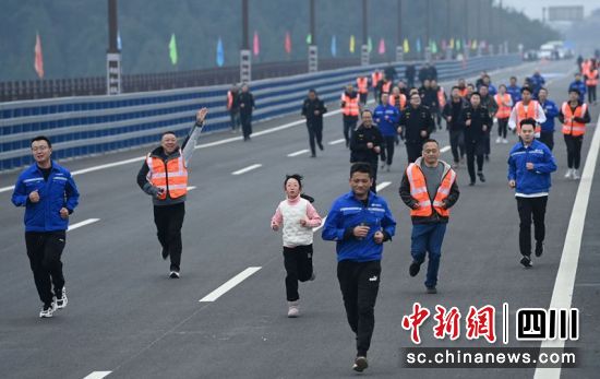 市民以长跑的方式庆祝嘉陵江三桥正式通车。周亮 摄 市民以长跑的方式庆祝嘉陵江三桥正式通车。周亮 摄