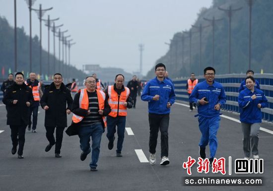 市民以长跑的方式庆祝嘉陵江三桥正式通车。周亮 摄 市民以长跑的方式庆祝嘉陵江三桥正式通车。周亮 摄